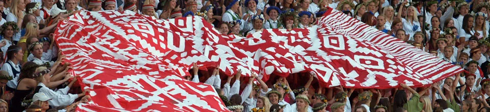 Latvijas karoga krāsu lente Dziesmu svētkos
